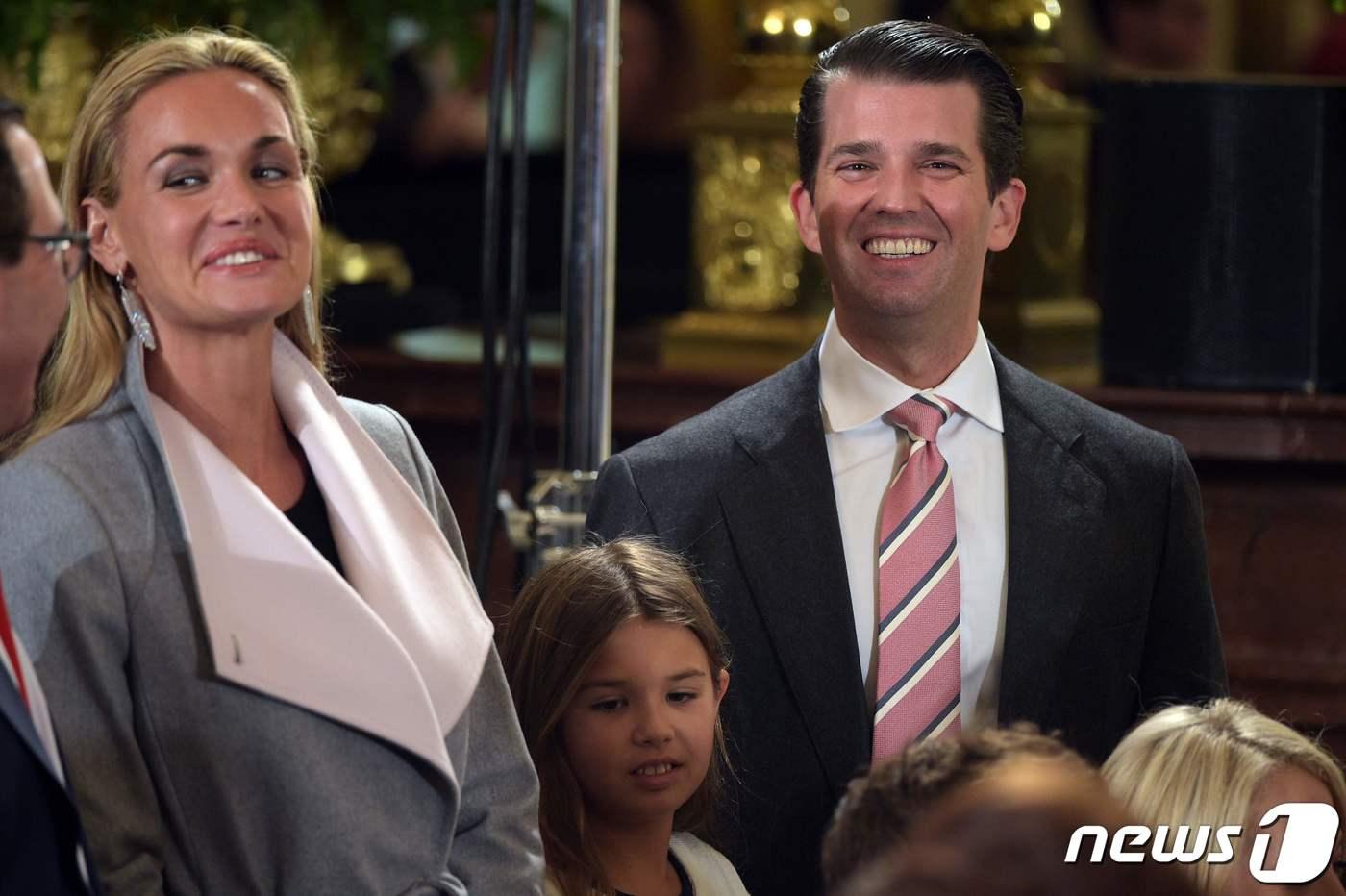 본문 이미지 - 트럼프 전 대통령의 장남 트럼프 주니어와 전처 바네사 트럼프. ⓒ AFP=뉴스1