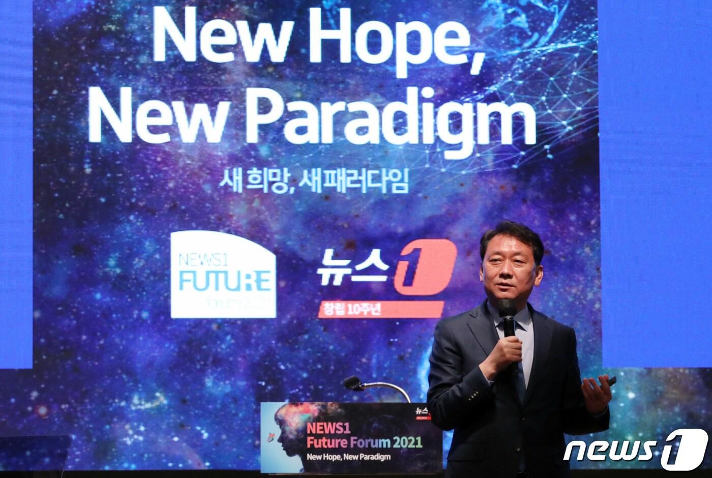 본문 이미지 - 이광재 더불어민주당 의원이 12일 서울 중구 대한상공회의소 국제회의장에서 열린 뉴스1 미래포럼 2021에서 '미래를 가장 먼저 만날 수 있는 나라, 대한민국'을 주제로 기조연설을 하고 있다. 이번 포럼은 '새 희망, 새 패러다임'을 주제로 민영 뉴스통신 뉴스1(대표이사 이백규)이 창립 10주년을 맞이해 국내외 명사와 혁신으로 한국경제에 새 바람을 일으키고 있는 기업인을 초청해 열렸다. 2021.5.12/뉴스1 ⓒ News1 박세연 기자