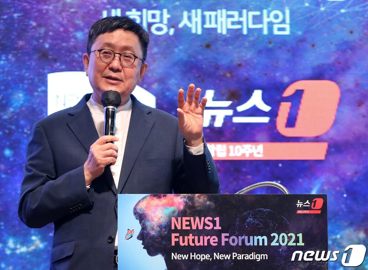 본문 이미지 - 차상균 서울대 데이터사이언스대학원 원장이 12일 서울 중구 대한상공회의소 국제회의장에서 열린 뉴스1 미래포럼 2021에서 '반도체, 데이터 강국을 위한 키워드: 인재양성'을 주제로 기조연설을 하고 있다. 이번 포럼은 '새 희망, 새 패러다임'을 주제로 민영 뉴스통신 뉴스1(대표이사 이백규)이 창립 10주년을 맞이해 국내외 명사와 혁신으로 한국경제에 새 바람을 일으키고 있는 기업인을 초청해 열렸다. 2021.5.12/뉴스1 ⓒ News1 박세연 기자