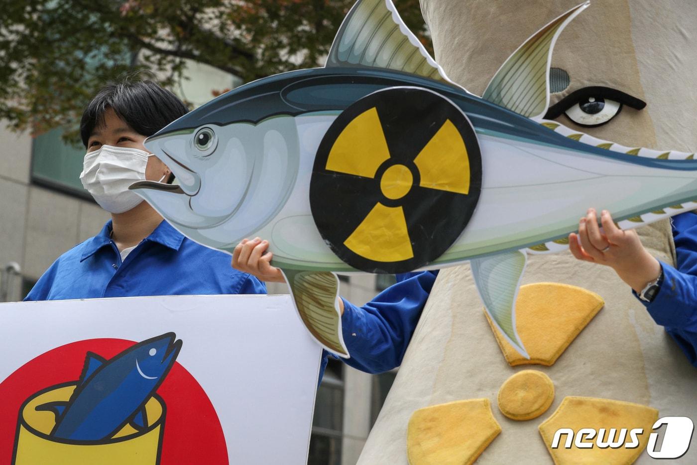 본문 이미지 - 환경운동연합 회원들이 지난 12일 한국관광공사 서울센터 앞에서 '후쿠시마 방사선 오염수 대응 2차 전국행동 기자회견'을 열어 일본 정부의 후쿠시마 제1원자력발전소 내 방사성 오염수 해양 방류 결정을 규탄하고 있다. 2021.5.12/뉴스1 ⓒ News1 성동훈 기자