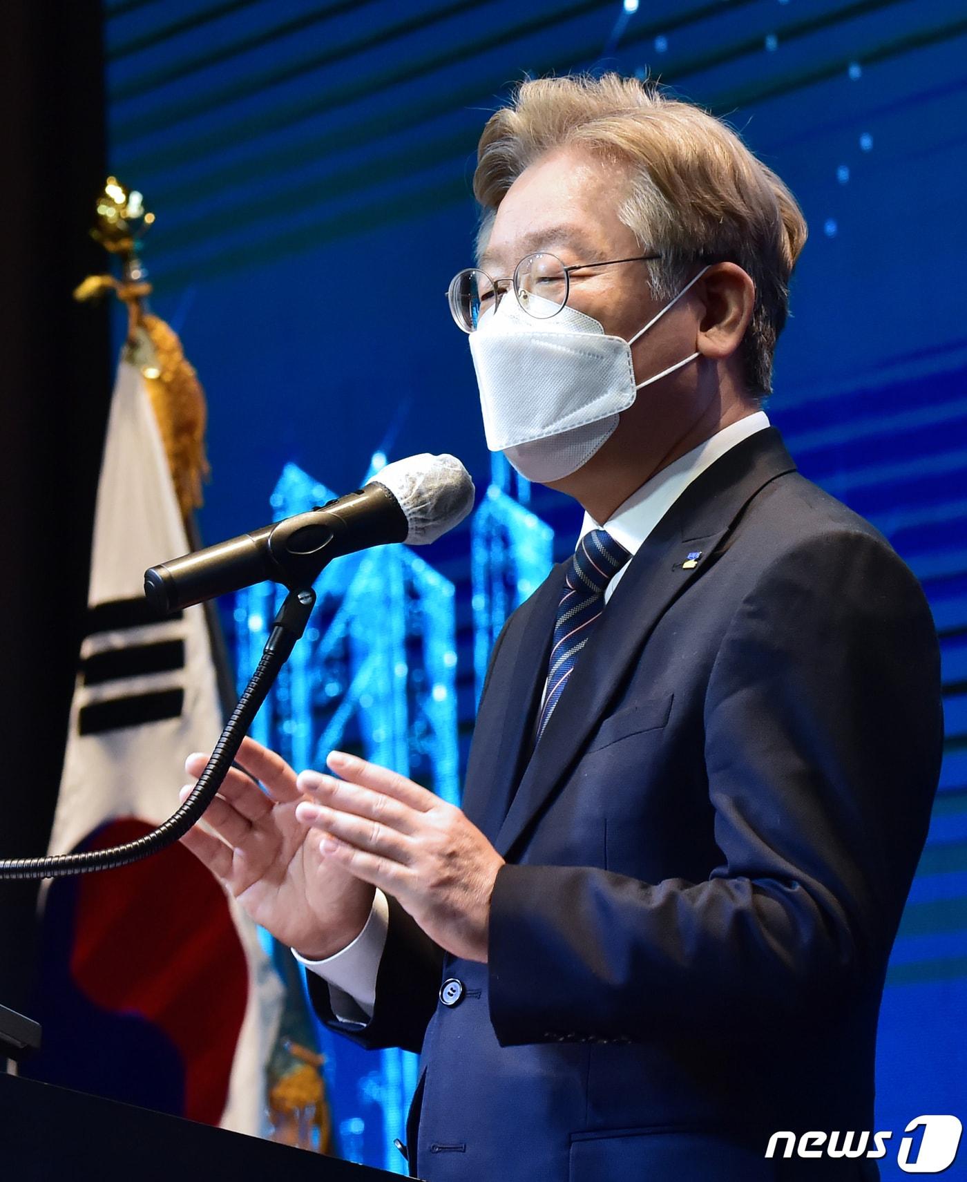 본문 이미지 - 이재명 경기도지사는 27일 "서민경제 파탄내는 살인적 불법사채, 강력한 근절대책 필요하다"고 밝혔다./뉴스1 ⓒ News1 오대일 기자