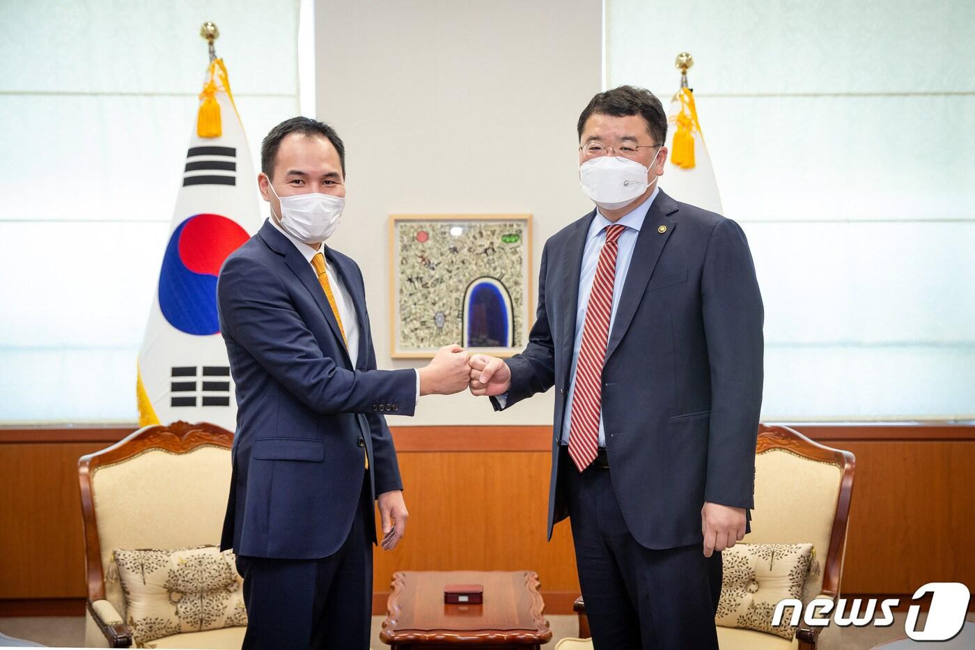 최종건(오른쪽) 외교부 1차관이 12일 방한 중인 바트숨베르 뭉흐징 몽골 외교차관과 만나 주먹 인사를 나누고 있다. (외교부 제공) ⓒ 뉴스1