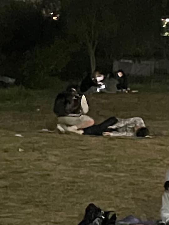 본문 이미지 - 고(故) 손정민씨가 실종되기 직전인 4월 25일 새벽 2시18분에 찍힌 정민씨 모습. 정민씨가 쓰러져 있는 가운데 친구가 주머니를 뒤지는 것을 수상하게 여긴 목격자가 찍은 사진이다. (손현씨 제공) ⓒ 뉴스1