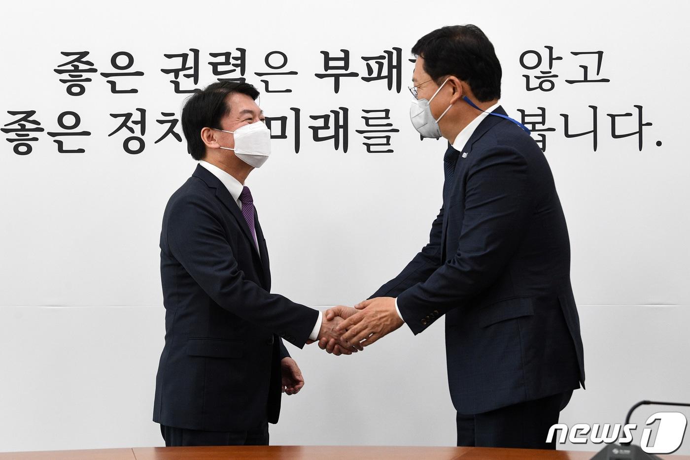 본문 이미지 - 송영길 더불어민주당 대표가 12일 오후 서울 여의도 국회에서 안철수 국민의당 대표를 예방해 악수하고 있다. 2021.5.12/뉴스1 ⓒ News1 이동해 기자