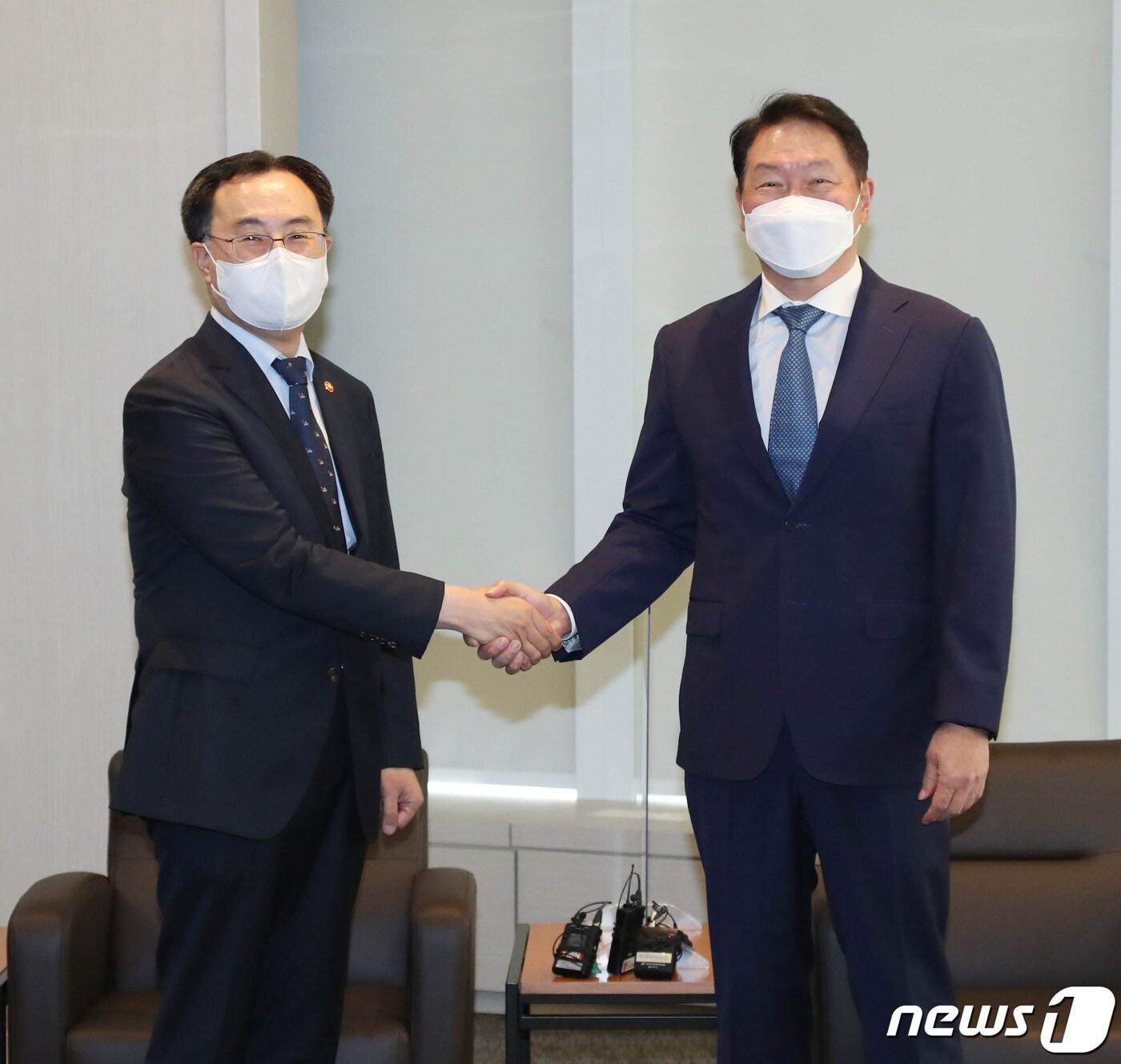 본문 이미지 - 최태원 대한상공회의소 회장(사진 오른쪽)과 문승욱 산업통상자원부 장관이 12일 서울 중구 대한상공회의소에서 만나 포토타임을 하고 있다. (대한상공회의소 제공)ⓒ 뉴스1