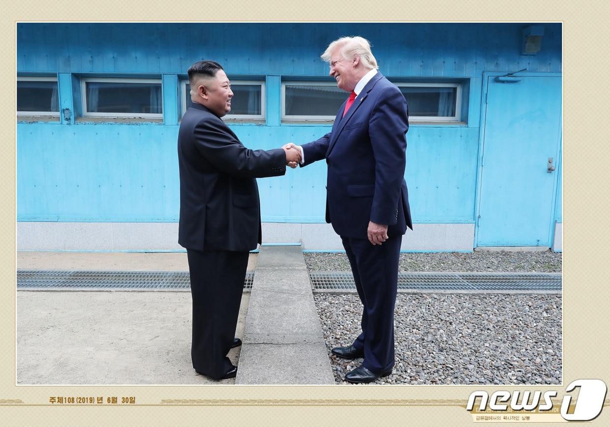 본문 이미지 - 북한 외국문출판사가 2021년 5월 12일 공개한 김정은 국무위원장 화보 '대외관계 발전의 새 시대를 펼치시어'에 실린 2019년 6월 30일 판문점 군사 분계선을 사이에 두고 김 위원장과 도널드 트럼프 미국 대통령이 악수하는 모습. (외국문출판사 화보 캡처) 2021.5.12/뉴스1