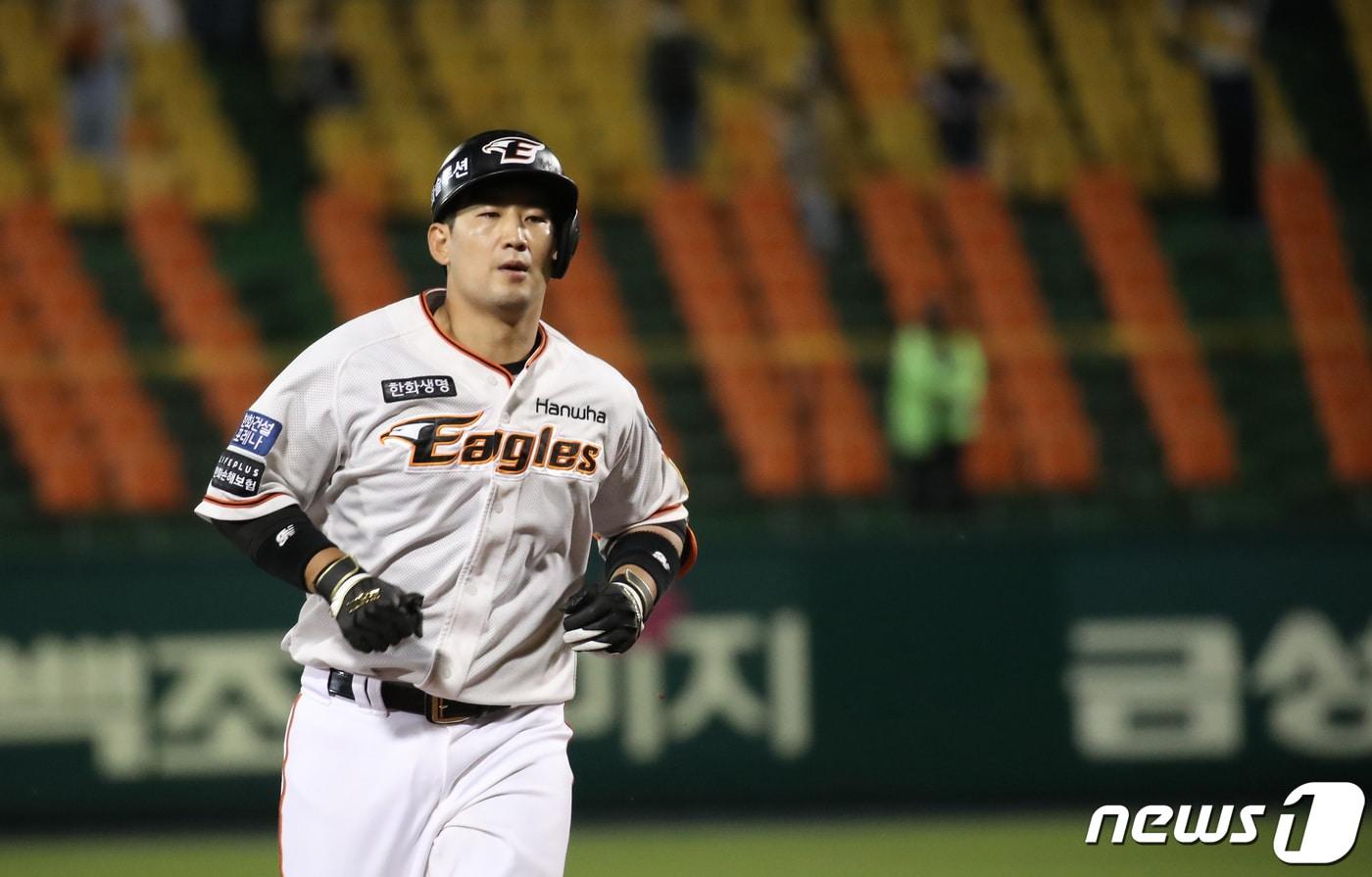 본문 이미지 - 12일 오후 대전 중구 한화생명 이글스파크에서 열린 '2021 프로야구 신한은행 SOL KBO리그' 한화 이글스와 NC 다이노스 경기에서 8회말 2사 한화 최재훈이 중월 솔로홈런을 치고 베이스를 돌고 있다. 2021.5.12/뉴스1 ⓒ News1 김기태 기자