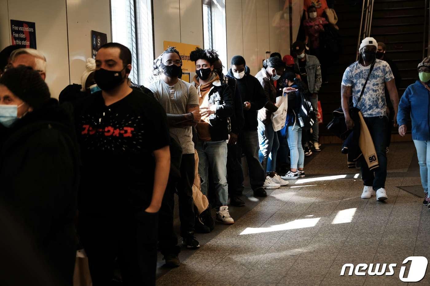미국 뉴욕의 지하철 그랜드 센트럴 역에서 12일(현지시간) 사람들이 얀센 백신을 맞기 위해 대기하고 있다. ⓒ AFP=뉴스1 ⓒ News1 원태성 기자