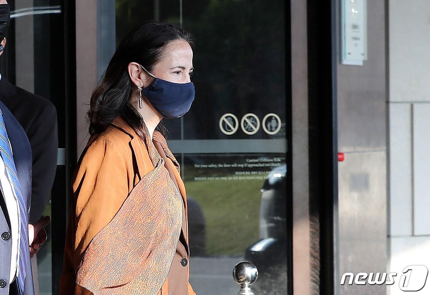 본문 이미지 - 방한 중인 애브릴 헤인스 미국 국가정보국(DNI) 국장이 13일 오전 숙소인 서울시내 호텔에서 나오고 있다. 2021.5.13/뉴스1 ⓒ News1 박지혜 기자
