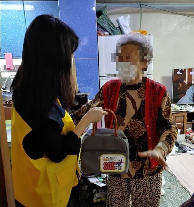 본문 이미지 - 따뜻한 죽 배달(종로구 제공).ⓒ 뉴스1