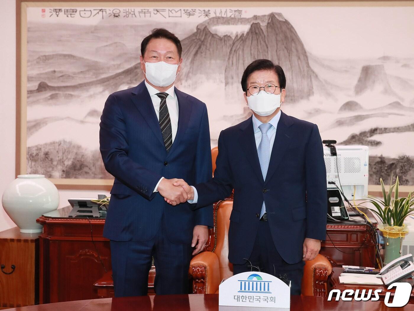 본문 이미지 - 최태원 대한상공회의소 회장이 13일 오후 서울 여의도 국회를 방문해 박병석 국회의장과 악수하고 있다. 2021.5.13/뉴스1 ⓒ News1 이동해 기자