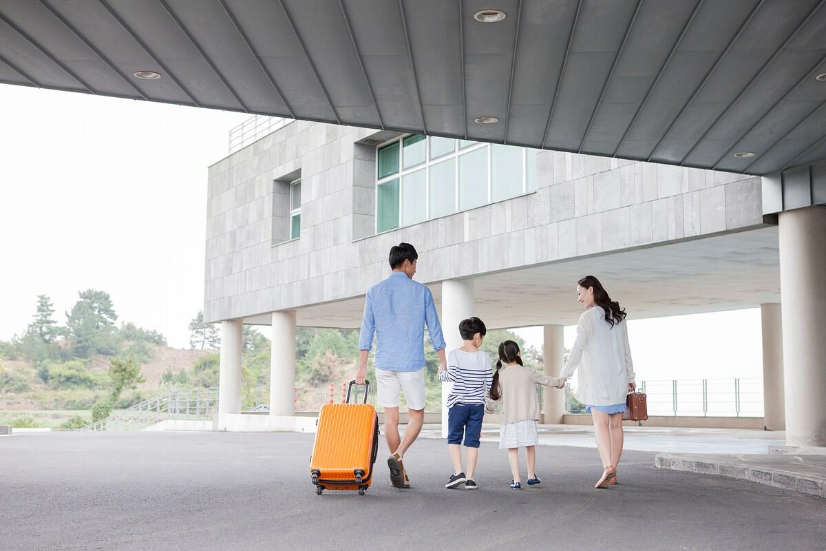 본문 이미지 - 호캉스를 즐기는 가족의 모습. 이미지투데이 제공