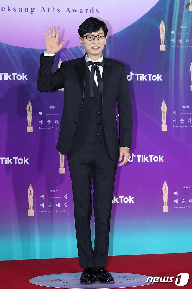 본문 이미지 - 방송인 유재석이 13일 오후 온라인으로 진행된 ‘제 57회 백상예술대상(2021)’ 레드카펫 행사에 참석해 포즈를 취하고 있다. (백상예술대상 사무국 제공) 2021.5.13/뉴스1