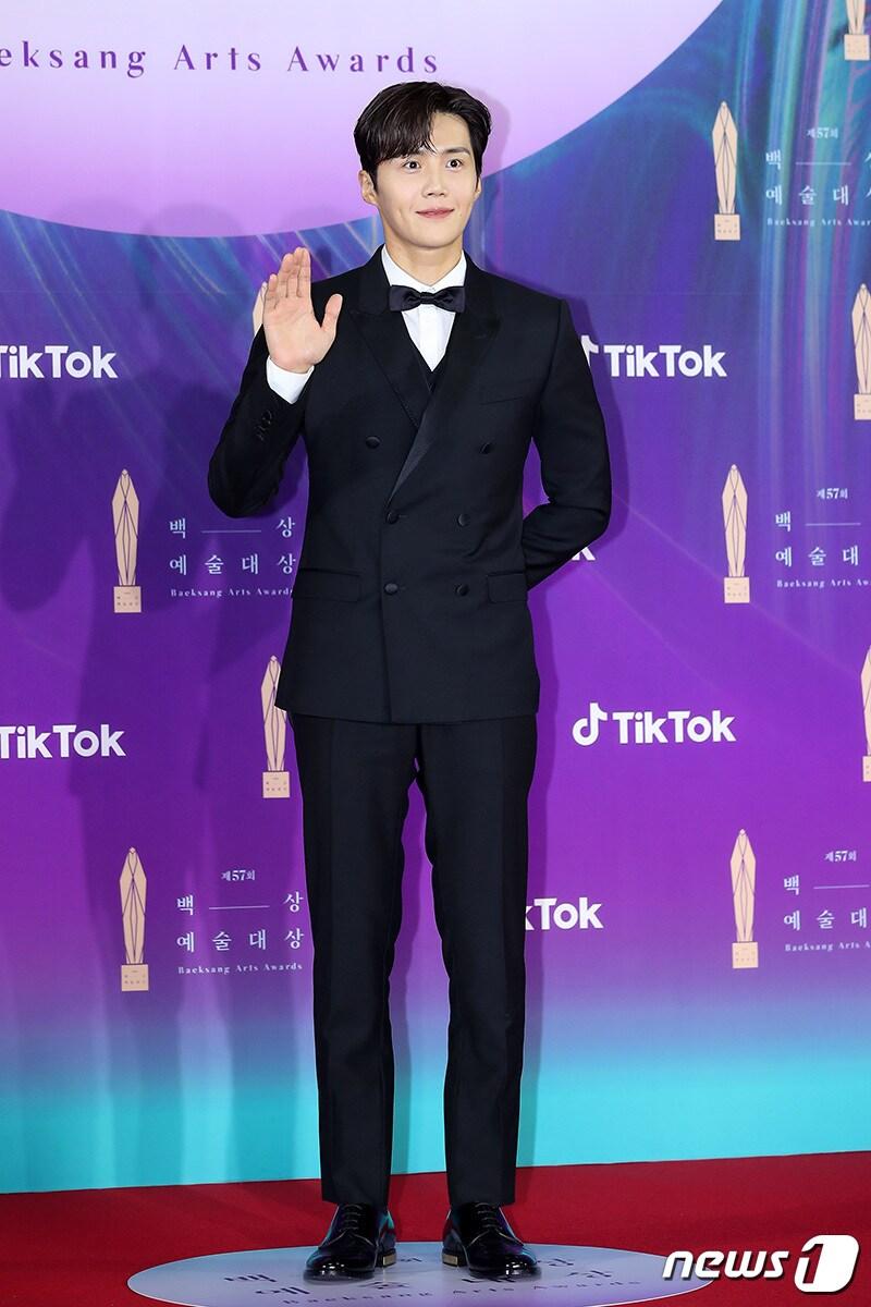 본문 이미지 - 배우 김선호가 13일 오후 온라인으로 진행된 ‘제 57회 백상예술대상(2021)’ 레드카펫 행사에 참석해 포즈를 취하고 있다. (백상예술대상 사무국 제공) 2021.5.13/뉴스1