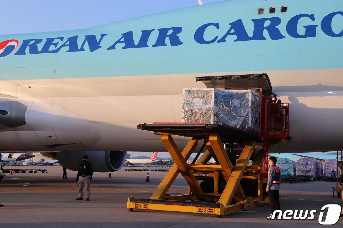 본문 이미지 - 13일 오후 인천국제공항 화물터미널에서 백신 공동구매 국제프로젝트인 '코백스 퍼실리티'를 통해 확보한 아스트라제네카(AZ)사의 신종 코로나바이러스 감염증(코로나19) 백신 83만5천회분(2회 접종 기준 41만7천500명분)이 항공기에서 내려지고 있다. (코로나19 예방접종대응추진단 제공) 2021.5.13/뉴스1