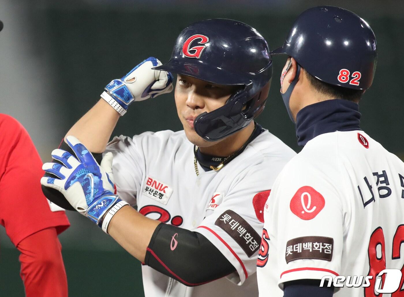 본문 이미지 - 13일 오후 부산 사직야구장에서 열린 '2021 프로야구 신한은행 SOL KBO리그' 롯데 자이언츠와 SSG 랜더스 경기에서 8회말 무사 주자 1루 상황 롯데 지시완이 안타를 치고 기쁨을 나누고 있다. 2021.5.13/뉴스1 ⓒ News1 여주연 기자
