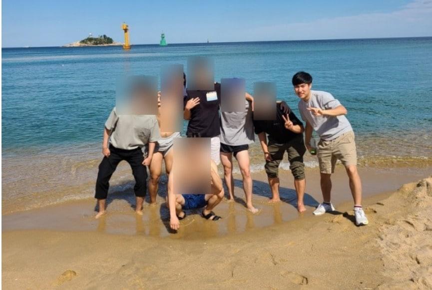 본문 이미지 - 고(故) 손정민씨(오른쪽) 아버지 손현씨가 아들이 물을 싫어하고 무서워했다며 그 증거로 제시한 사진. 친구들은 모두 맨발이었지만 손정민씨만 양말, 운동화를 모두 신은채 물이 아닌 모래에 서 있다. (손현씨 블로그 갈무리) ⓒ 뉴스1