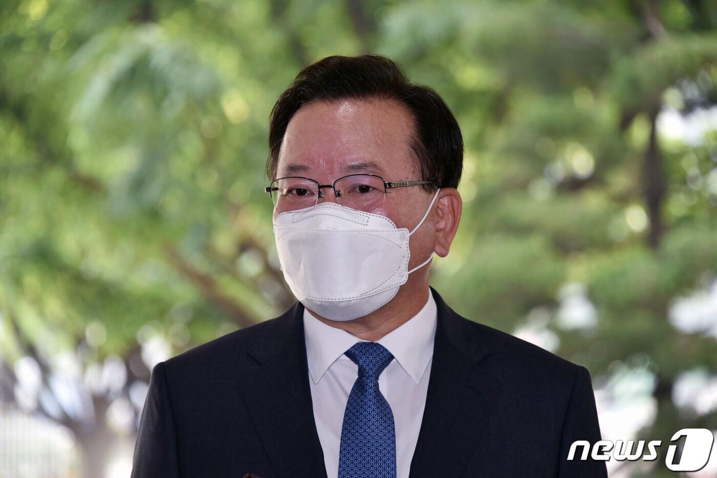 본문 이미지 - 김부겸 신임 국무총리가 14일 오전 서울 종로구 정부서울청사로 첫 출근을 하고 있다. 문재인 대통령은 이날 오전 김 총리 임명안을 재가했다. 2021.5.14/뉴스1 ⓒ News1 송원영 기자