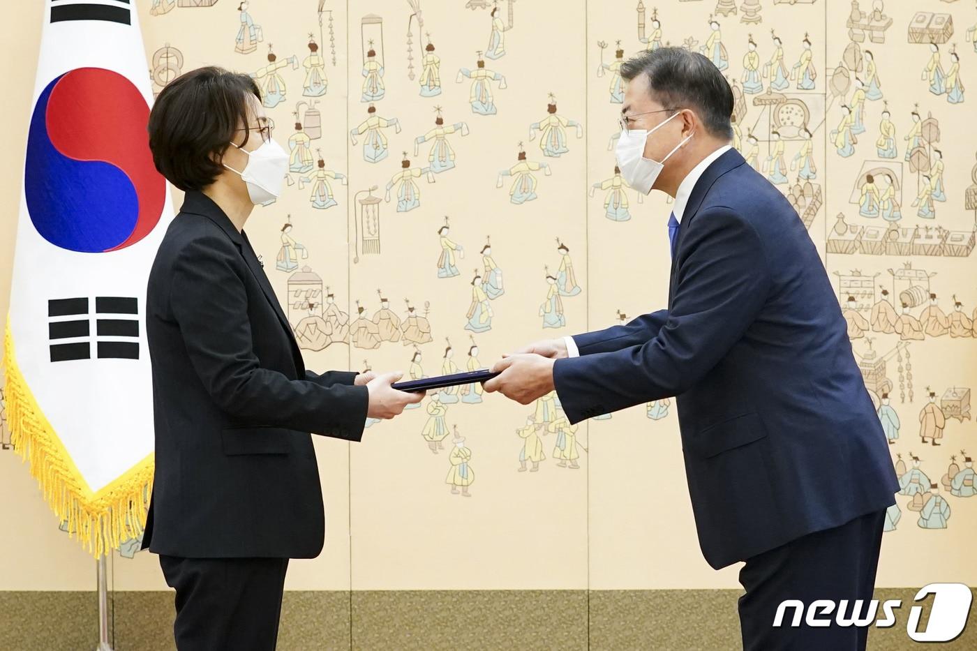 본문 이미지 - 문재인 대통령이 14일 청와대에서 임혜숙 과학기술정보통신부장관에게 임명장을 수여하고 있다. 2021.5.14/뉴스1 ⓒ News1 이광호 기자