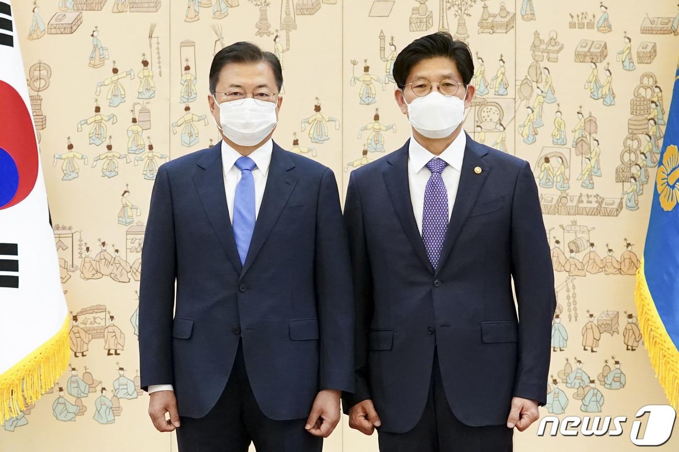 본문 이미지 - 문재인 대통령이 14일 청와대에서 노형욱 국토교통부 장관에게 임명장 수여후 기념촬영을 하고 있다. 2021.5.14/뉴스1 ⓒ News1 이광호 기자