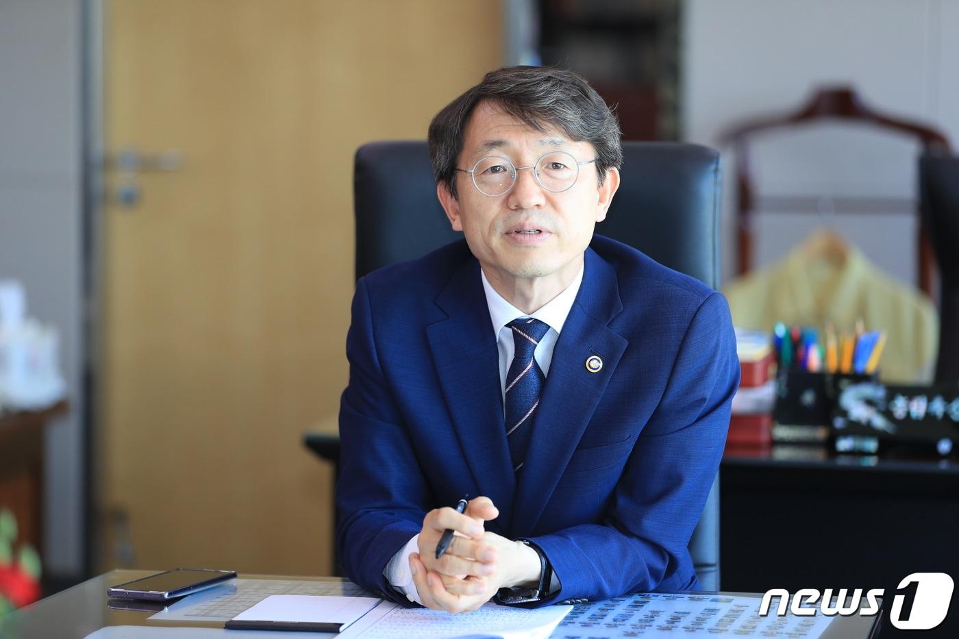 본문 이미지 - 박영범 농림축산식품부 차관은 14일 제주칼호텔에서 열린 제6회 지속가능한 농업발전을 위한 제주플러스포럼에서 ‘세계 채소 소비 실태와 먹거리 정책’을 주제로 기조강연을 진행했다.2021.5.14/뉴스1