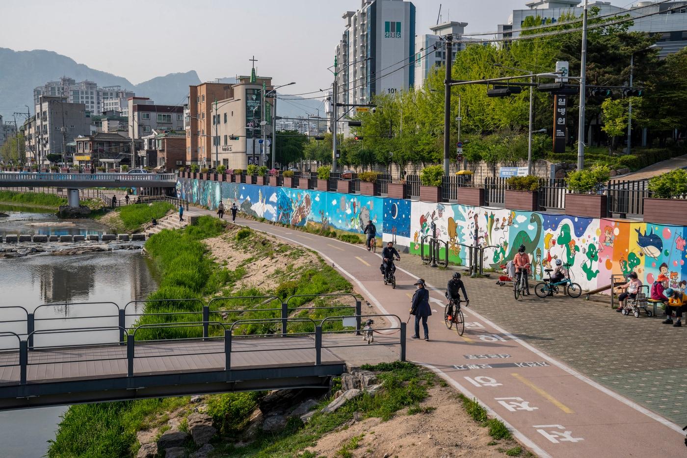 우이천 쌍문교~쌍한교~수유교 구간에 420m에 달하는 둘리 벽화가 그려져 있다. 이하 서울관광재단 제공