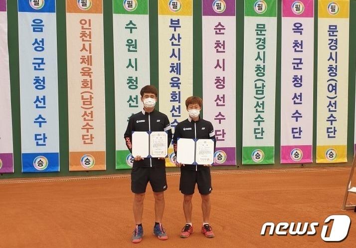 본문 이미지 - 14일 충북 음성군은 군청 정구팀이 2021 춘계 한국 실업소프트연맹전 대회에 참가해 개인 복식 우승을 차지했다고 밝혔다. 사진 왼쪽부터 이요한, 박환 선수(음성군 제공)2021.5.14/ⓒ 뉴스1