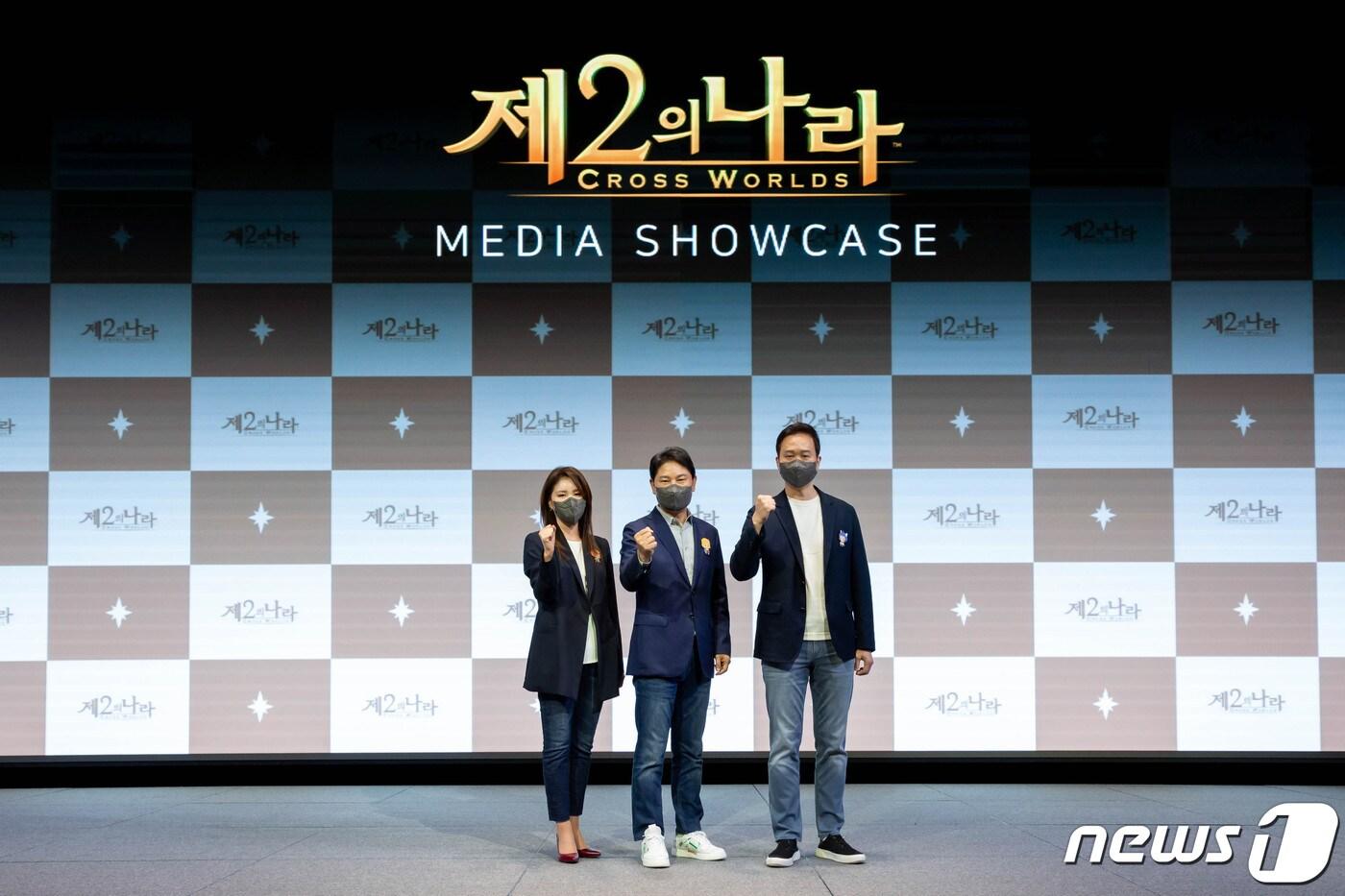 (왼쪽부터) 조신화 넷마블 사업본부장, 권영식 넷마블 대표, 박범진 넷마블네오 개발총괄 (넷마블 제공) ⓒ 뉴스1