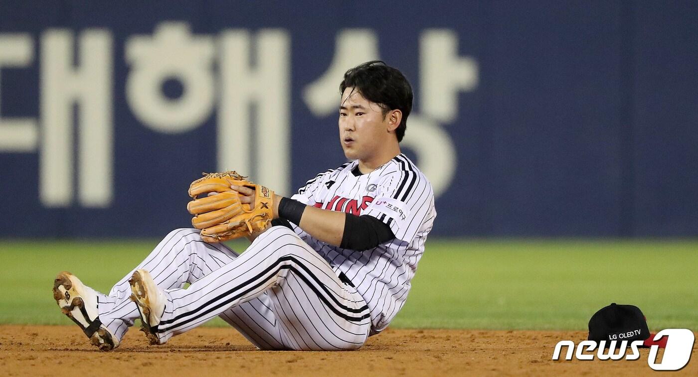 14일 오후 서울 잠실야구장에서 열린 '2021 신한은행 SOL KBO리그' 삼성라이온즈와 LG트윈스의 경기에서 LG 2루수 정주현이 5회초 1사 2,3루에서 호수비로 역전을 막아내고 있다. 2021.5.14/뉴스1 ⓒ News1 김진환 기자