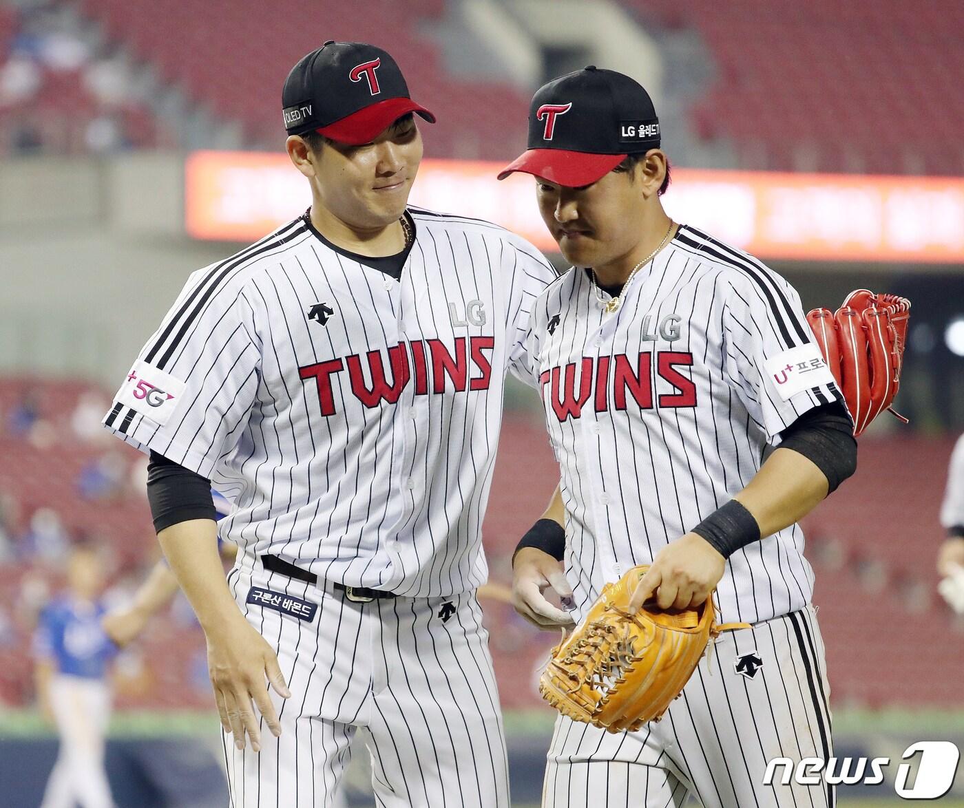 본문 이미지 - 14일 오후 서울 잠실야구장에서 열린 '2021 신한은행 SOL KBO리그' 삼성라이온즈와 LG트윈스의 경기에서 LG 선발 정찬헌이 5회초 1사 2,3루에서 호수비를 보여준 정주현을 이닝이 끝난 후 반갑게 맞이하고 있다. 2021.5.14/뉴스1 ⓒ News1 김진환 기자