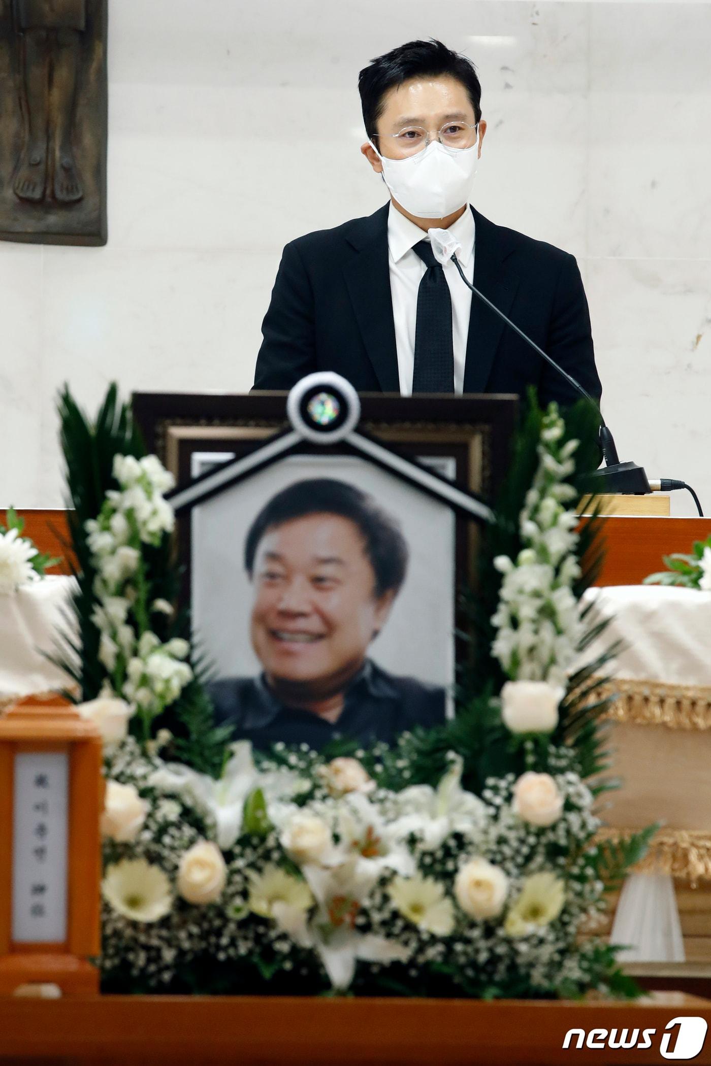 본문 이미지 - 15일 오전 서울 서초구 서울성모병원 장례식장에서 열린 고(故) 이춘연 영화인회의 이사장의 영결식에서 배우 이병헌이 추도사를 낭독하고 있다. 2021.5.15/뉴스1 ⓒ News1 이승배 기자