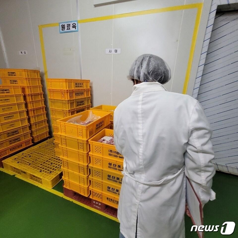 본문 이미지 - 용인시 관계자가 학교급식에 축산물을 납품하는 한 업체를 방문해 위생관리 수칙 여부 등을 점검하고 있다.(용인시 제공) ⓒ News1 