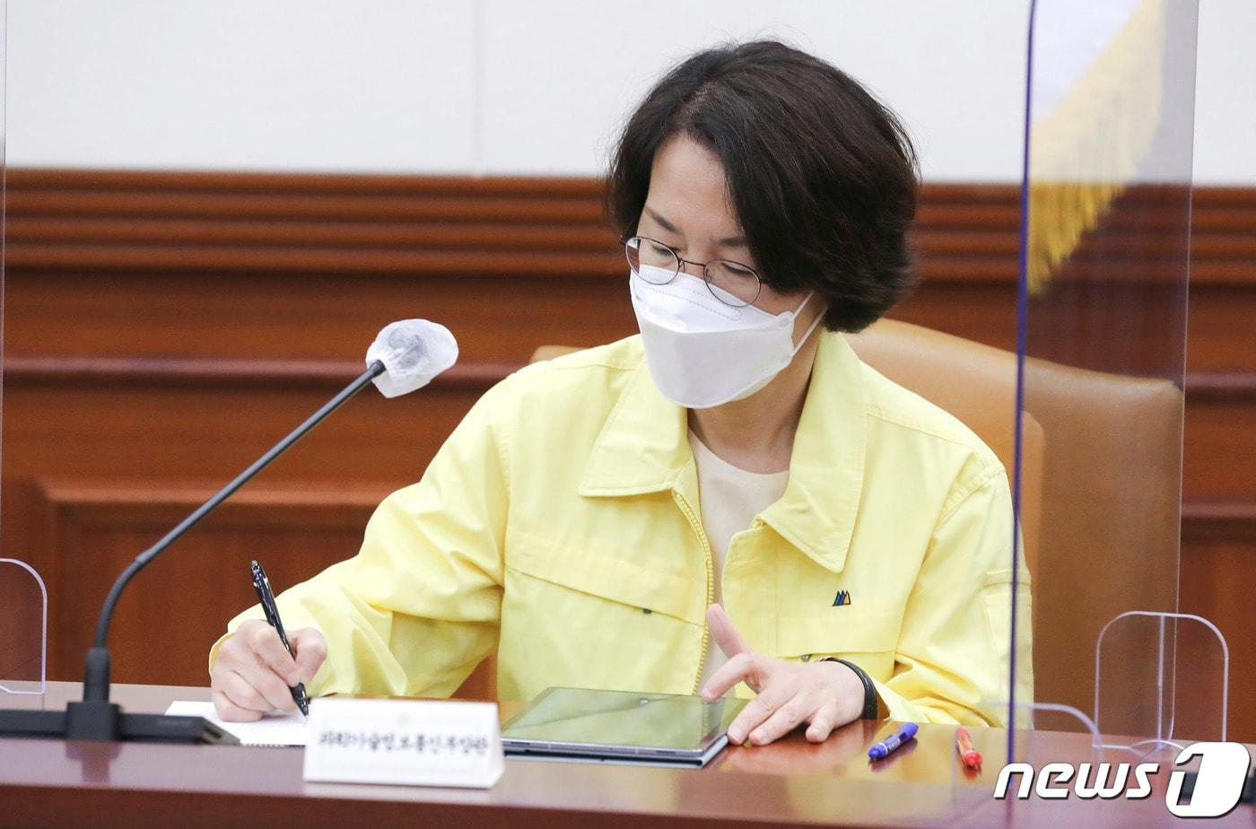 본문 이미지 - 임혜숙 과학기술정보통신부 장관이 16일 서울 종로구 정부서울청사에서 열린 코로나19 중앙재난안전대책본부(중대본) 회의에 참석해 김부겸 국무총리의 발언을 경청하며 메모를 하고 있다. 2021.5.16/뉴스1 ⓒ News1 박정호 기자