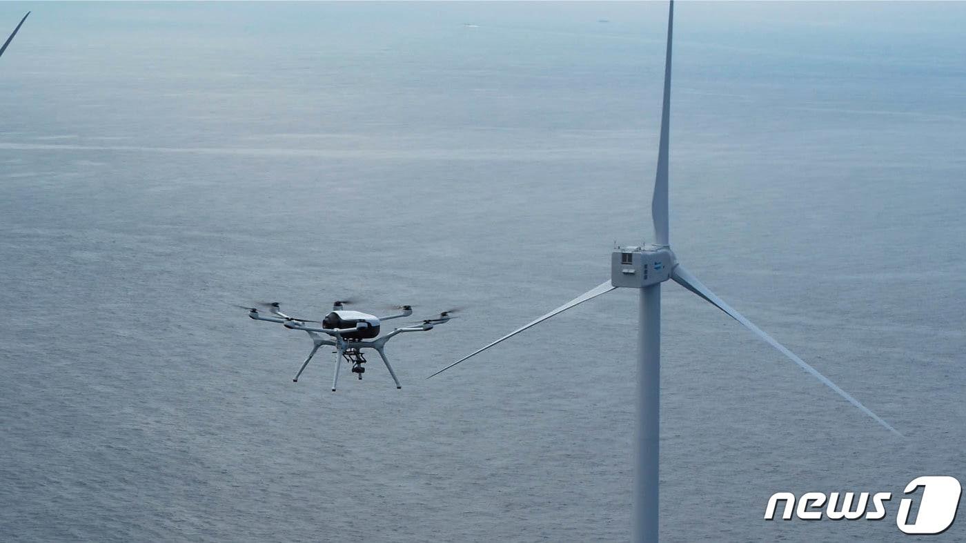 첨단 수소 연료전지 기술이 적용된 '수소 파워팩 드론'. 수소 파워팩 드론은 소형 무인기로, 전자광학·적외선 카메라 탑재 기준 90분 이상 비행이 가능하다.. (방위사업청 제공) 2021.5.17/뉴스1