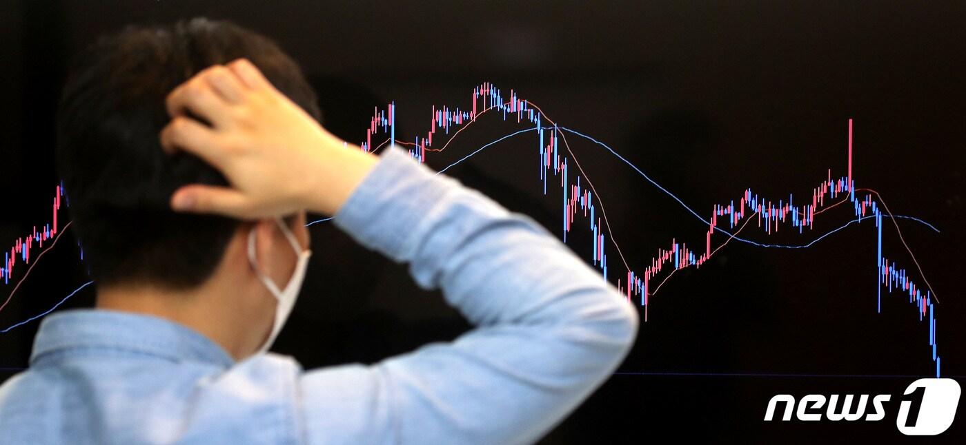 17일 오후 빗썸 강남센터에서 관계자가 암호화폐 시세를 보며 머리를 감싸고 있다.  2021.5.17/뉴스1 ⓒ News1 이성철 기자