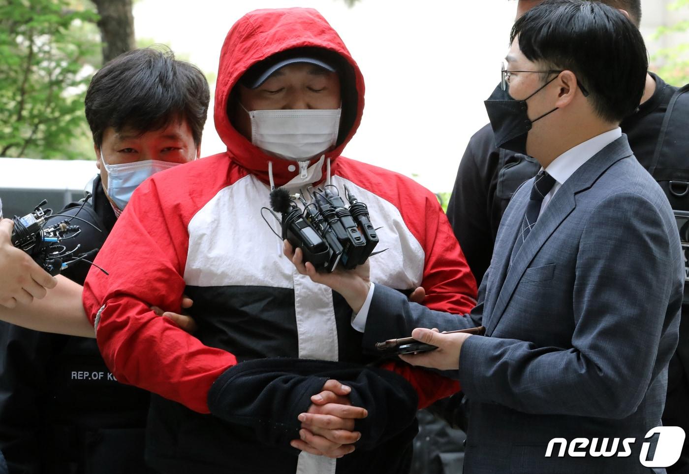 인천경찰청이 17일 인천시 남동구 청사에서 열린 신상정보공개위원회에서 살인 및 사체훼손, 사체유기 등 혐의로 구속된 허민우(34)의 신상공개를 결정했다. 사진은 지난 14일 구속전 피의자 심문을 위해 인천시 미추홀구 인천지방법원에 들어서는 허씨의 모습.2021.5.17/뉴스1 ⓒ News1 정진욱 기자