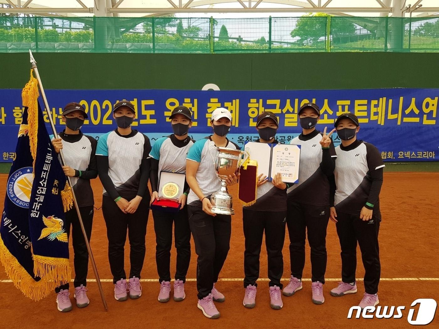 본문 이미지 - 2021년 춘계 한국실업소프트테니스대회서 우승한 옥천군청 소프트테니스팀. ⓒ 뉴스1