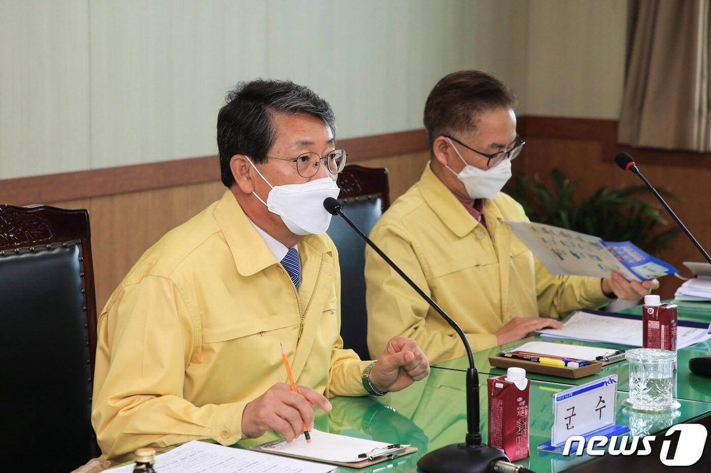 17일 김순호 군수가 정책토론회를 열고부처님 오신날을 전후해 코로나19 차단을 당부했다.(구례군 제공)2021.5.17/ ⓒ 뉴스1