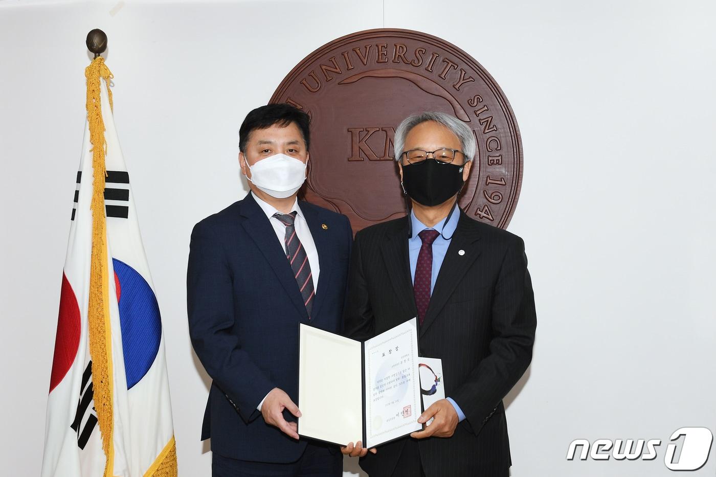 본문 이미지 - 최영준 통일부 차관(왼쪽)이 문창로 국민대 교학부총장(오른쪽)에게 통일부장관상을 수여한 후 기념촬영을 하고 있다. (국민대 제공) ⓒ 뉴스1