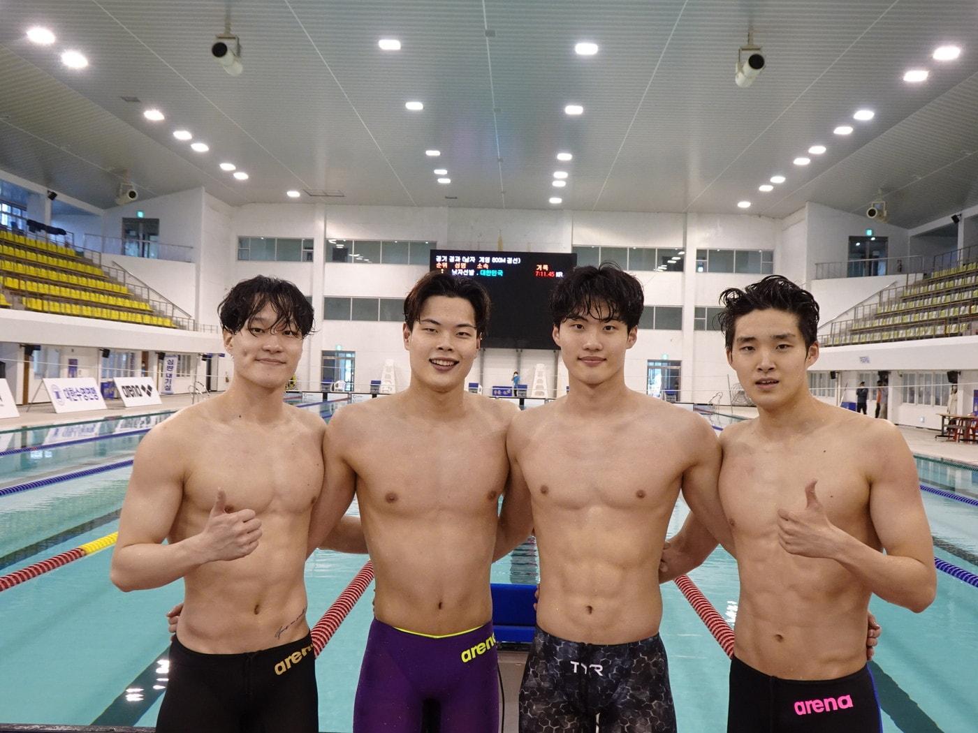 본문 이미지 - 남자 계영800m 한국기록을 수립한 (왼쪽부터) 이유연, 이호준, 황선우, 김우민(대한수영연맹 제공)ⓒ 뉴스1