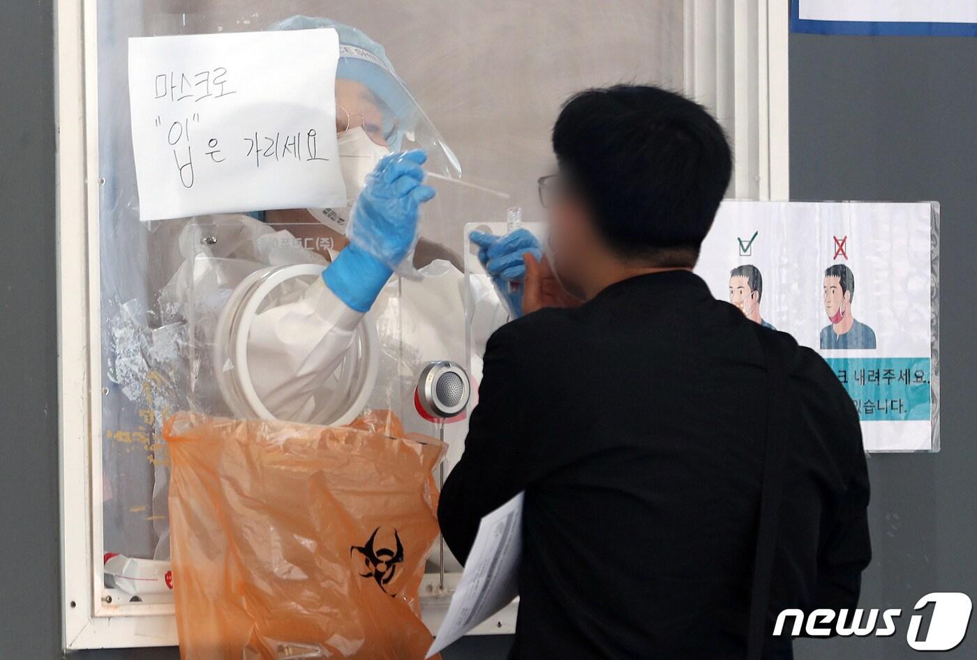 본문 이미지 - 코로나19 검체 검사 /뉴스1 ⓒ News1 이동해 기자