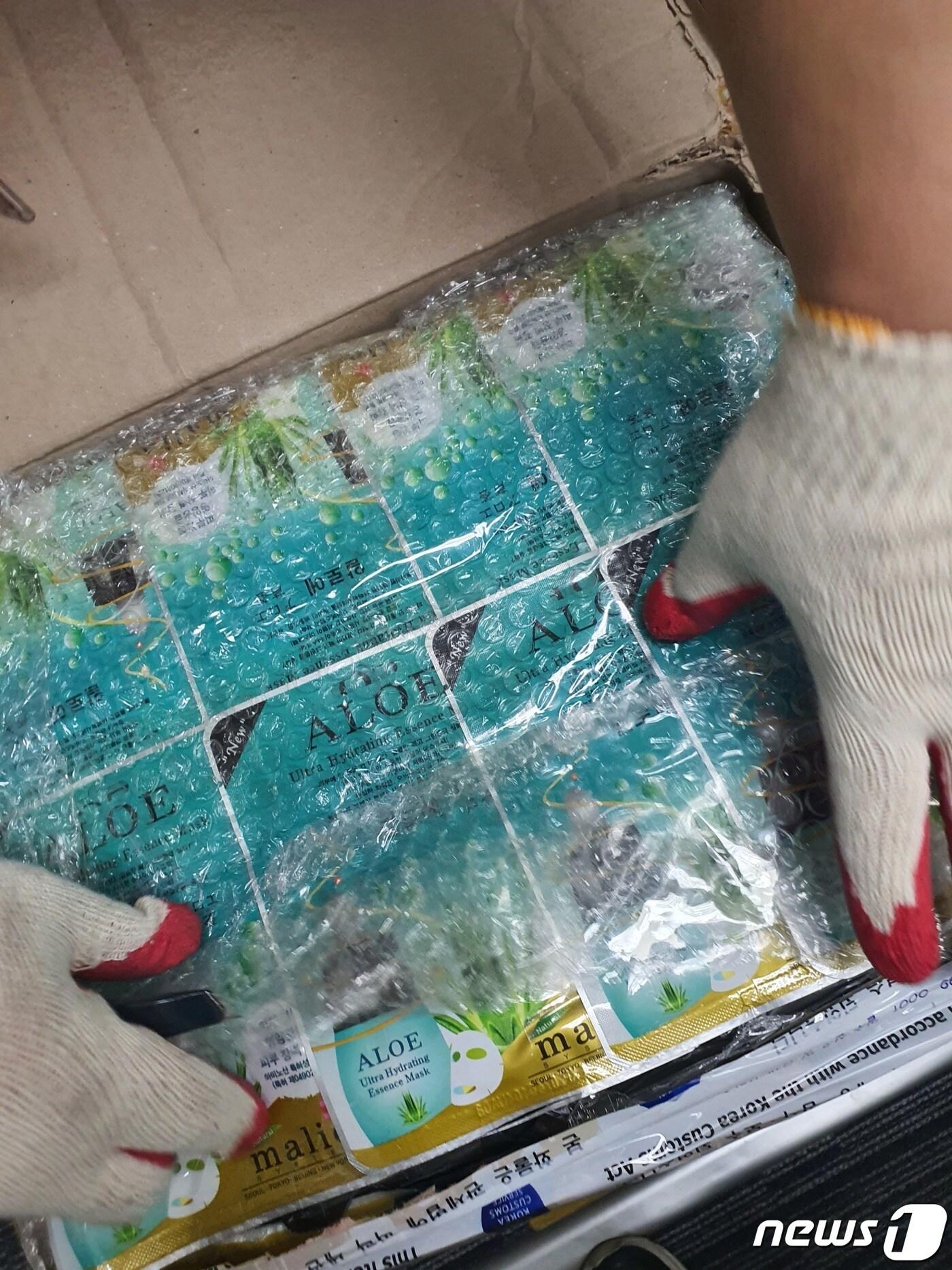 본문 이미지 - 인천본부세관이 특송화물을 통해 호주와 뉴질랜드로 담배 밀수시도하려 한 일당을 적발했다. 일당은 마스크팩 등으로 특송화물을 위장해 밀수를 시도했다.(인천본부세관 제공)2021.5.18/뉴스1 ⓒ News1 박아론 기자