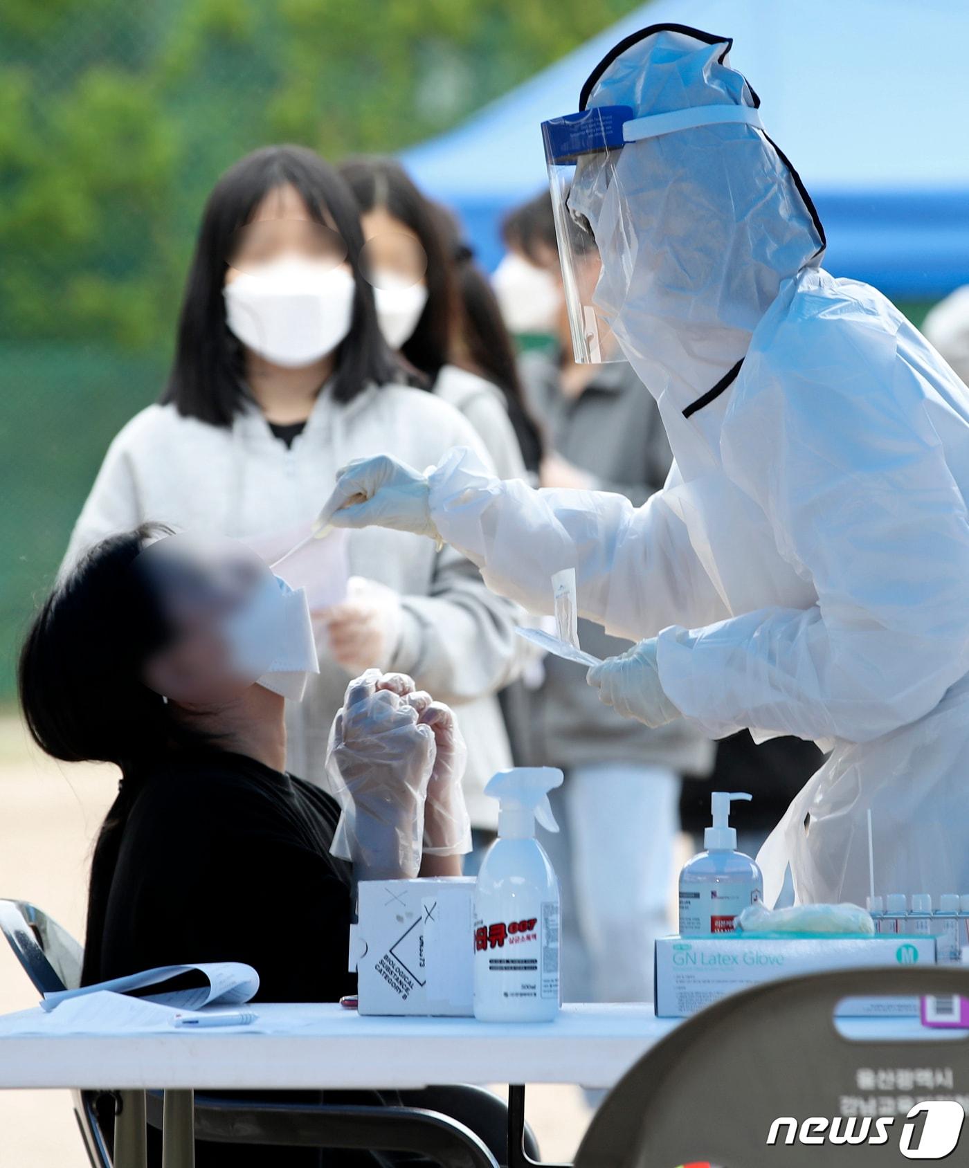 본문 이미지 - 18일 오전 울산 남구 한 중학교 운동장에 설치된 신종 코로나바이러스 감염증(코로나19) 임시 선별검사소에서 학생들이 검사를 받고 있다. 이날 이 학교 학생 1명이 코로나19 확진 판정을 받았다. 2021.5.18/뉴스1 ⓒ News1 윤일지 기자