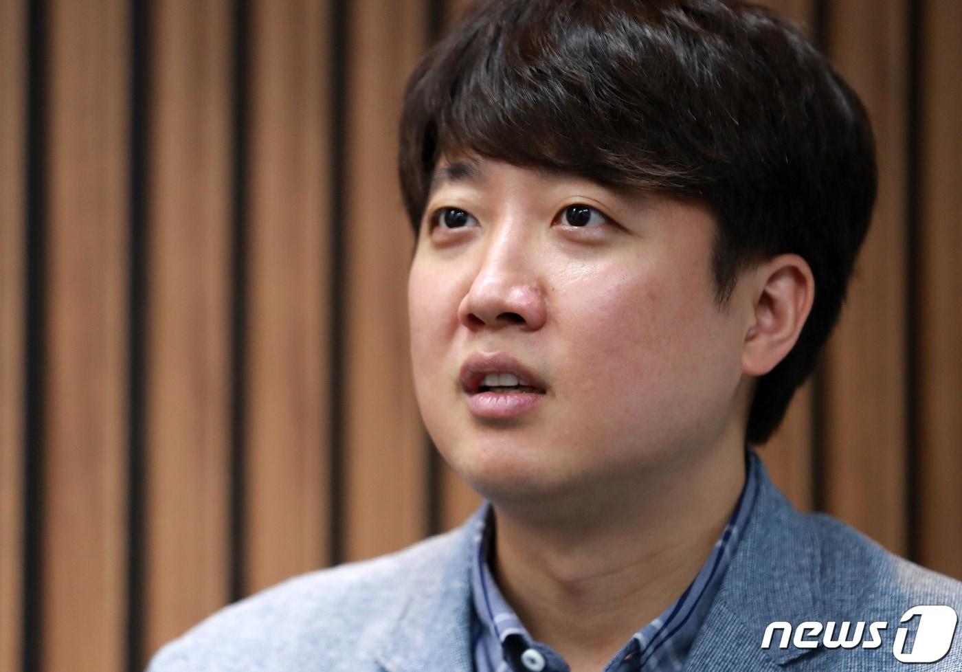 국민의힘 당대표 경선에 출마한 이준석 전 최고위원이 18일 서울 여의도 사무실에서 뉴스1과 인터뷰하고 있다. 2021.5.18/뉴스1 ⓒ News1 구윤성 기자