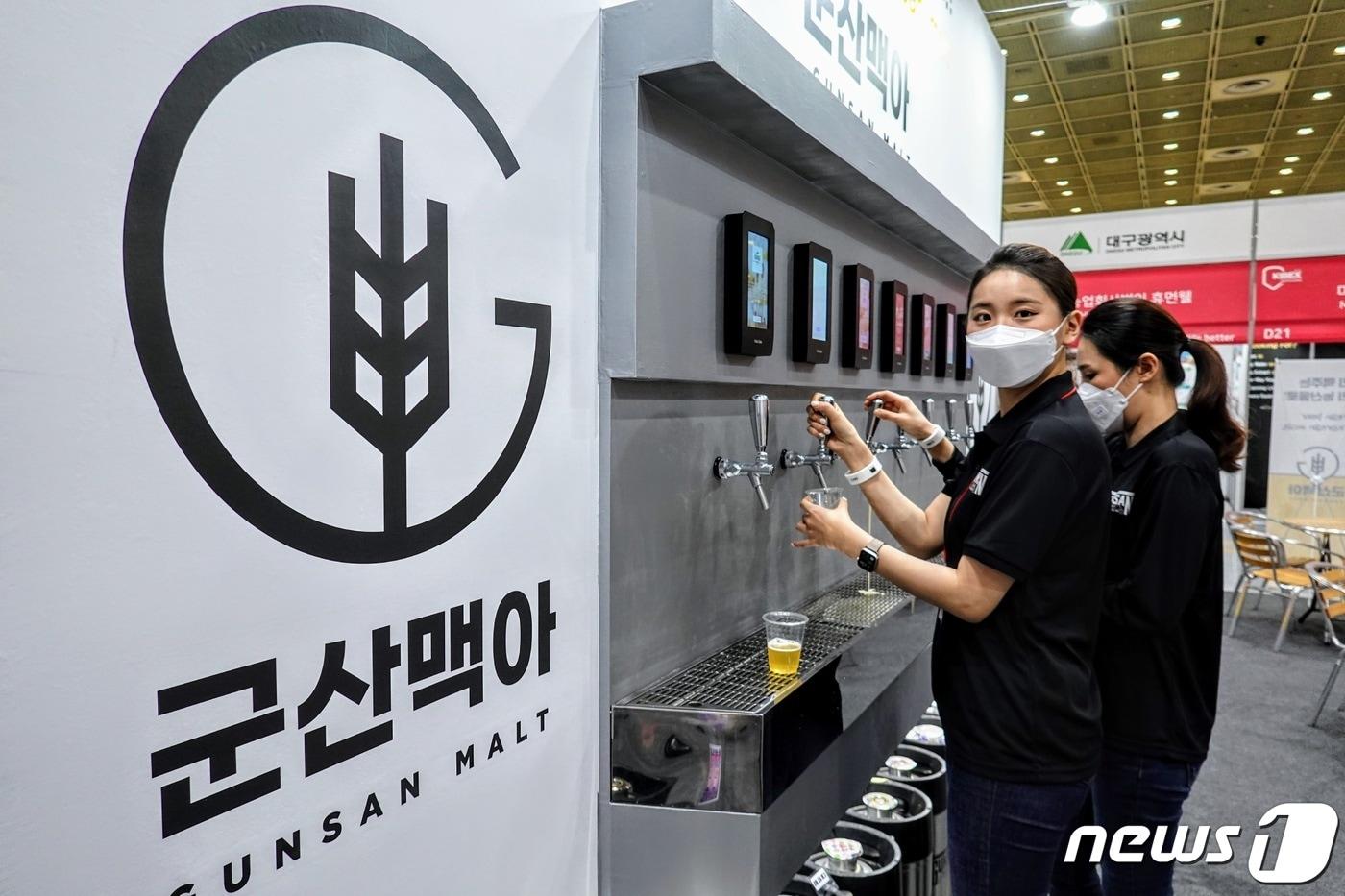 제3회 대한민국 맥주산업 박람회에 참가한 군산시 관계자가 군산 맥아로 만든 맥주 상태를 확인하고 있다. ⓒ 뉴스1 황덕현 기자