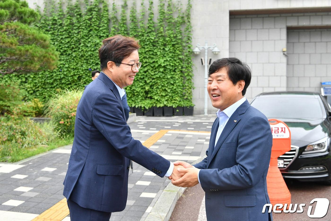 염태영 경기 수원시장과 황명선 충남 논산시장이 악수하고 있다. ⓒ 뉴스1