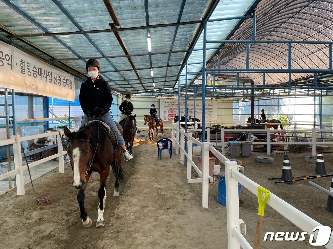 본문 이미지 - 학생들이 승마 강습을 받고 있는 모습.(용인시 제공) ⓒ 뉴스1 김평석 기자