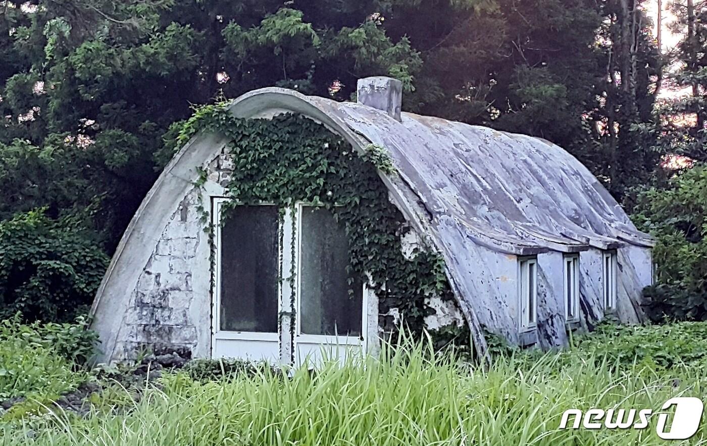 제주도내 테시폰 건축물 중 가장 오래된 성 이시돌 목장 내 주택 2곳은 지난 6일 국가등록문화재로 등록 예고됐다. 30일간의 예고기간을 통해 각계의 의견을 수렴한 뒤 문화재청 문화재위원회 심의를 거쳐 최종 확정될 예정이다.(제주도청 제공)2021.5.22/뉴스1ⓒ News1
