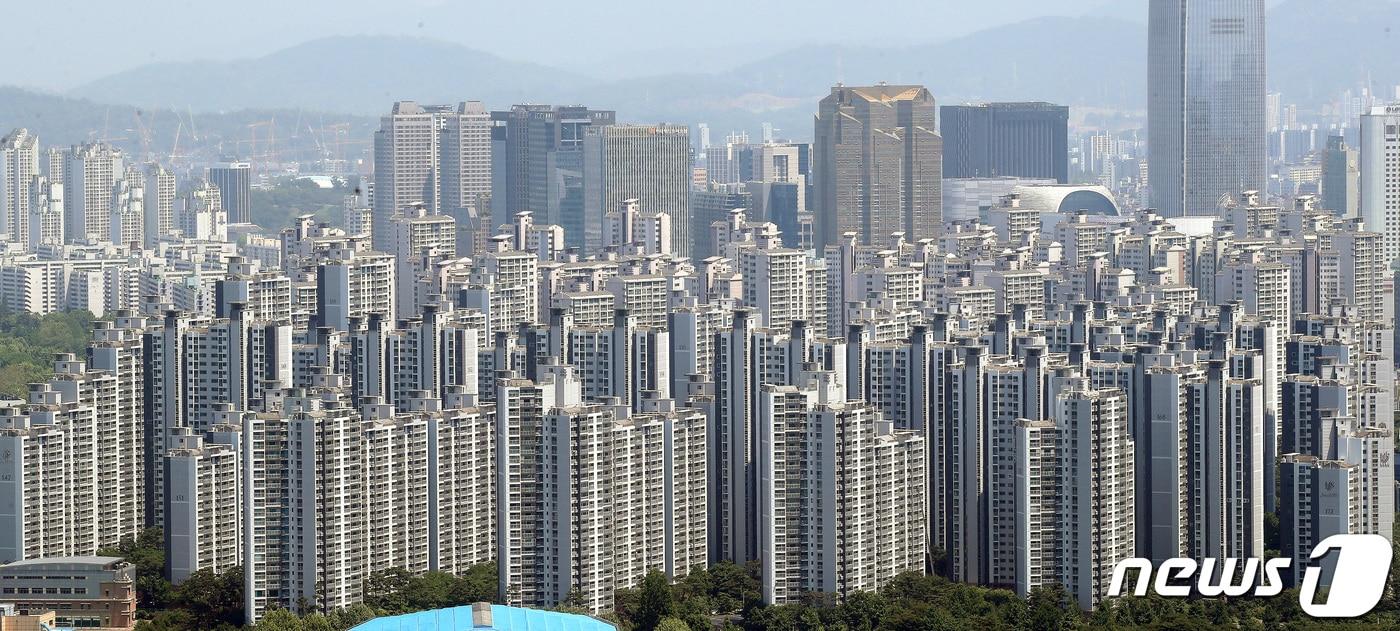 본문 이미지 -  서울 강남3구 아파트 단지 모습. 2021.5.19/뉴스1 ⓒ News1 임세영 기자