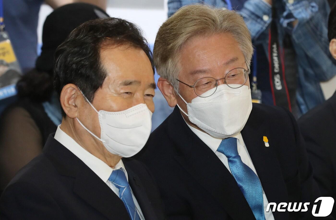 본문 이미지 - 정세균 전 국무총리가 연일 이재명 경기도지사 흔들기에 나서고 있다. 사진은 지난 5월19일 서울 종로구 마루아트센터에서 열린 고(故) 노무현 전 대통령 서거 12주기 '사람사는 세상전(展)' 개막식에서 이 지사와 대화를 하고 있는 모습.2021.5.19/뉴스1 ⓒ News1 오대일 기자
